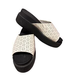 T.U.K. Sandals Size 10 Platform Chunky Skull Sole White Leather Women’s Sandals